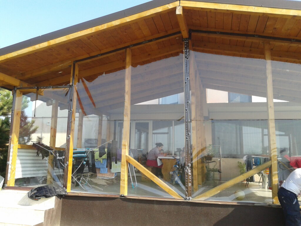 Închideri terase cu plastic transparent